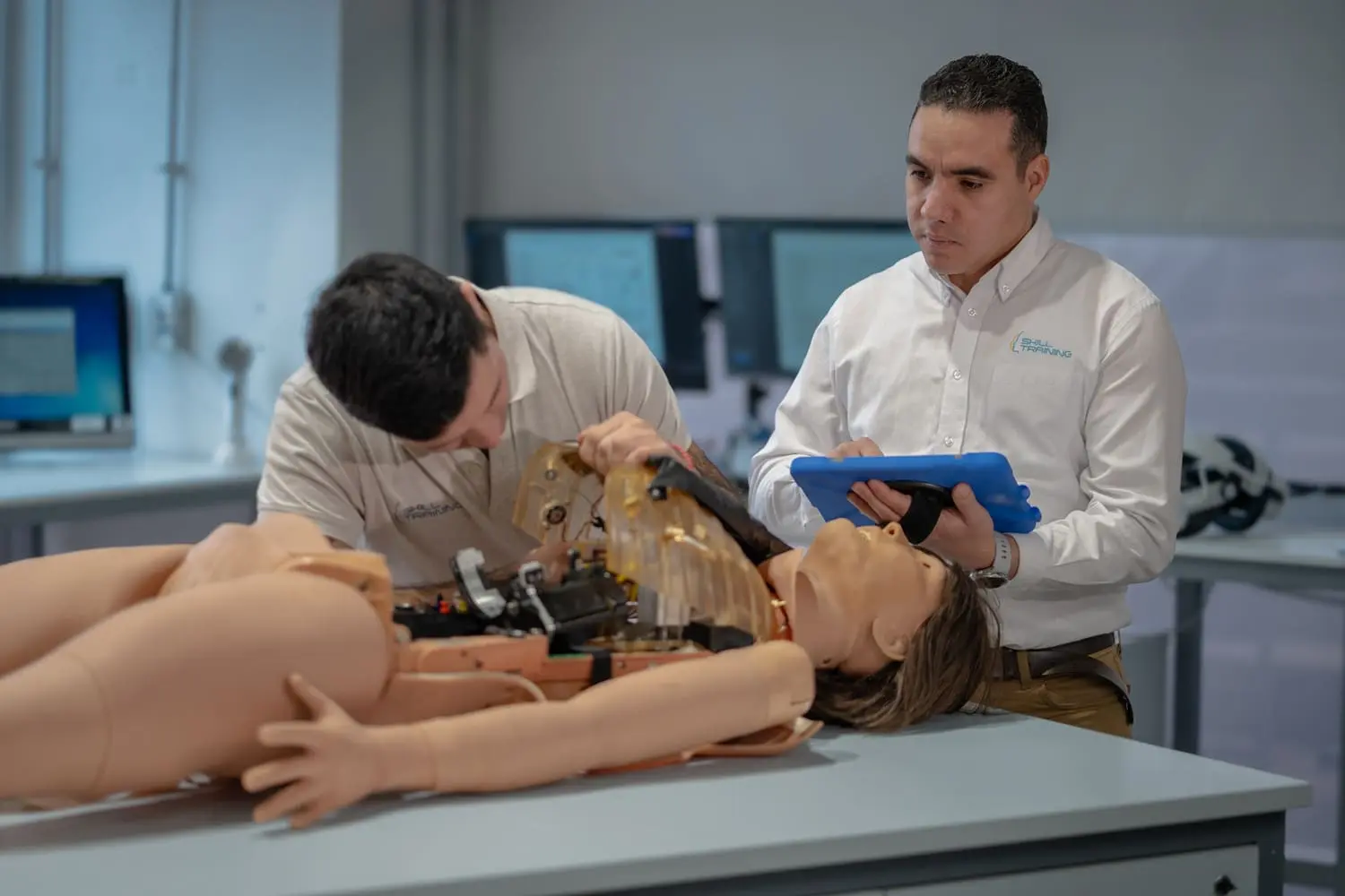 equipo técnico especializado en soporte para simuladores skill training